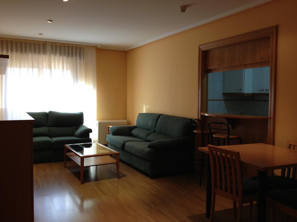 Apartamentos Turisticos Puerta De Leon Exterior photo